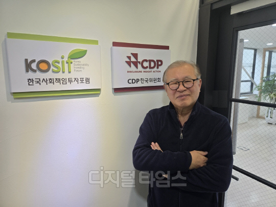 양춘승 한국사회책임투자포럼 상임이사가 지난 14일 서울 강남구 논현로에 위치한 사무실에서 인터뷰한 후 기념사진을 찍고 있다.